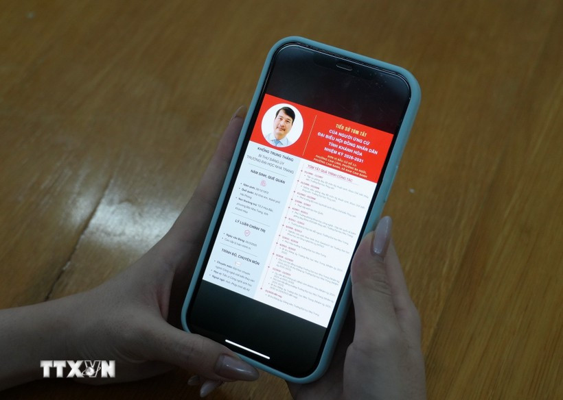 Les informations concernant les candidats au Conseil populaire provincial de Khanh Hoa pour le mandat 2026-2031 sont diffusées sur des plateformes d'information numériques. Photo : VNA 