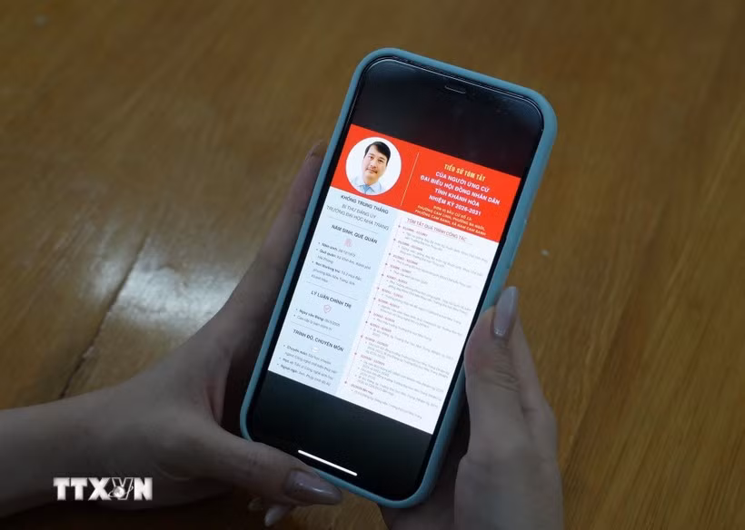 Les informations concernant les candidats au Conseil populaire provincial de Khanh Hoa pour le mandat 2026-2031 sont diffusées sur des plateformes d'information numériques. Photo : VNA 