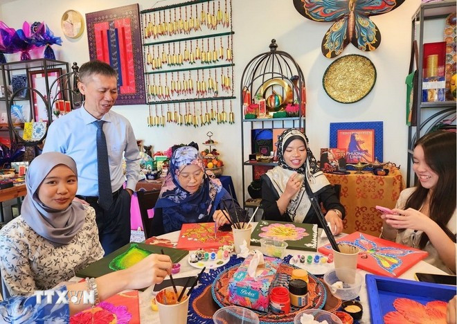 Des étudiants de l'Université nationale de Brunei Darussalam à un atelier de décoration avec des motifs traditionnels vietnamiens et brunéiens. Photo : VNA