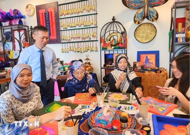 Des étudiants de l'Université nationale de Brunei Darussalam à un atelier de décoration avec des motifs traditionnels vietnamiens et brunéiens. Photo : VNA