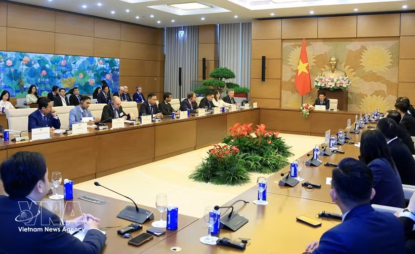 Le vice-président de l’Assemblée nationale du Vietnam, Nguyen Hong Dien, reçoit la délégation du Conseil mondial de l’énergie éolienne. Photo: VNA