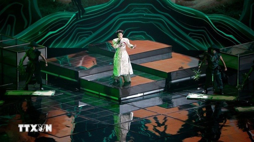 Le chanteur Duc Phuc, représentant du Vietnam, remporte une victoire éclatante au concours musical international Intervision 2025. Photo: VNA