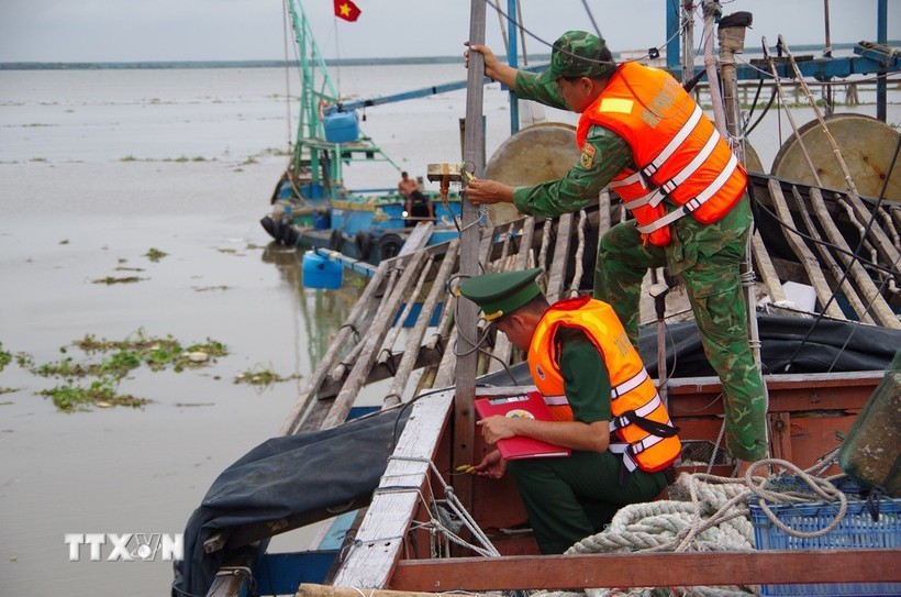 Des gardes-frontières de la province de Dong Thap inspectent le fonctionnement du système de surveillance des navires de pêche. Photo : Cong Tri/VNA