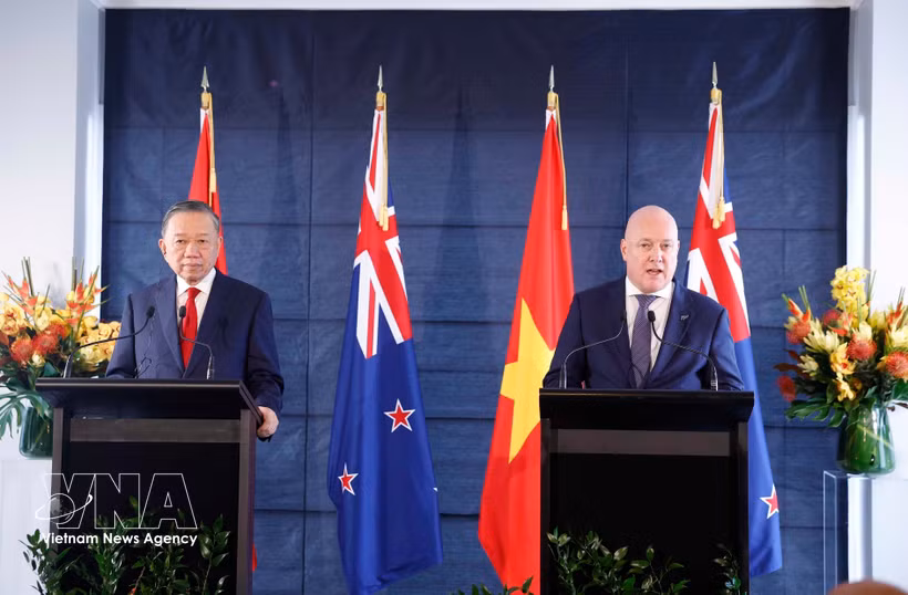 Le secrétaire général et président To Lam (gauche) et le Premier ministre néo-zélandais Christopher Luxon à la rencontre avec la presse pour annoncer les résultats de leur entretien. Photo : VNA