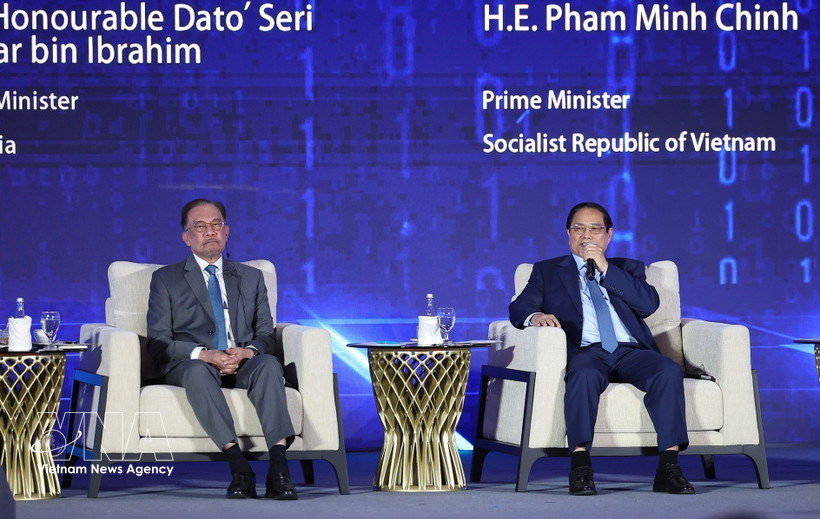 Le Premier ministre Pham Minh Chinh prend la parole lors d'un colloque intitulé «Réseau intelligent : construire des ponts grâce à la collaboration souveraine en matière d'IA». Photo : VNA 