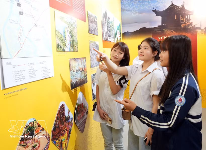 Des jeunes contemplent des oeuvres exposées lors de l'exposition thématique. Photo: VNA