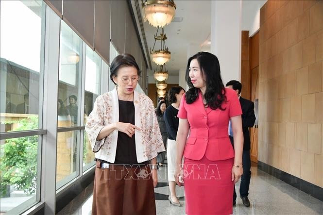 La vice-ministre des Affaires étrangères, Le Thi Thu Hang (droite), rencontre le 9 octobre la secrétaire permanente aux affaires étrangères, Eksiri Pintaruchi. Photo: VNA