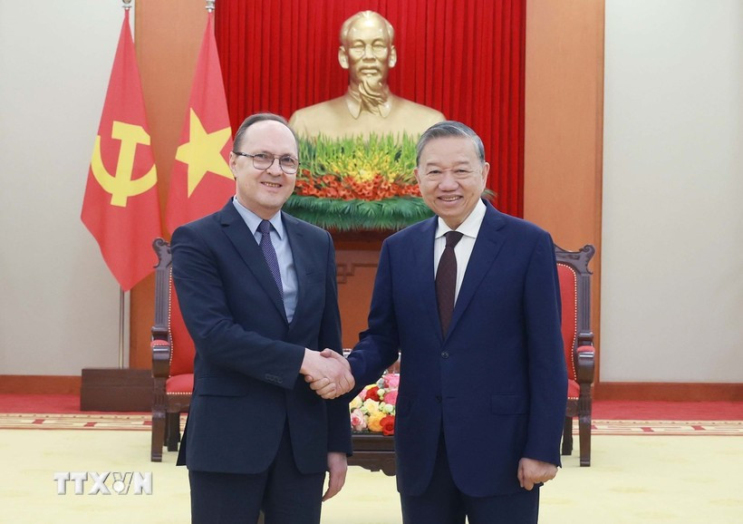 Le secrétaire général du Parti To Lam (droite) reçoit l'ambassadeur de la Russie au Vietnam, Gennady Bezdetko. Photo : VNA