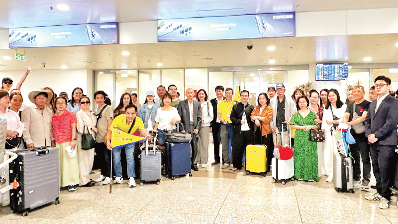 Tous les touristes vietnamiens participant au circuit organisé par Vietravel au départ du Moyen-Orient sont arrivés à l'aéroport international de Noi Bai, le 4 mars. Photo : nhandan.vn