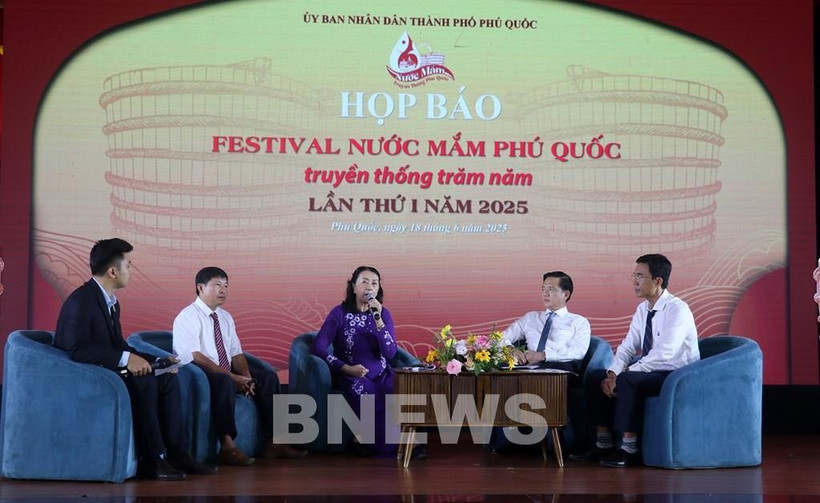 Les délégués à la conférence de presse, le 18 juin à la ville de Phu Quôc. Photo: VNA