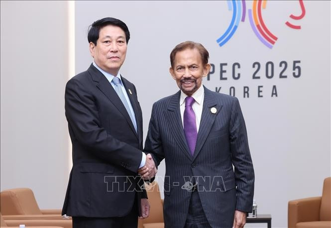 Le président vietnamien Luong Cuong (gauche) rencontre le Sultan de Brunei, Haji Hassanal Bolkiah, en marge de la Semaine des dirigeants économiques de l’APEC 2025 organisée à Gyeongju, en République de Corée, le 31 octobre 2025. Photo: VNA