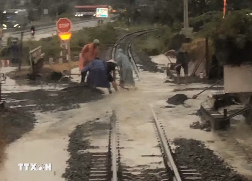 Un tronçon de voie ferrée est inondée dans la zone traversant la commune de Nam Cam Ranh, à Khanh Hoa. Photo : VNA 