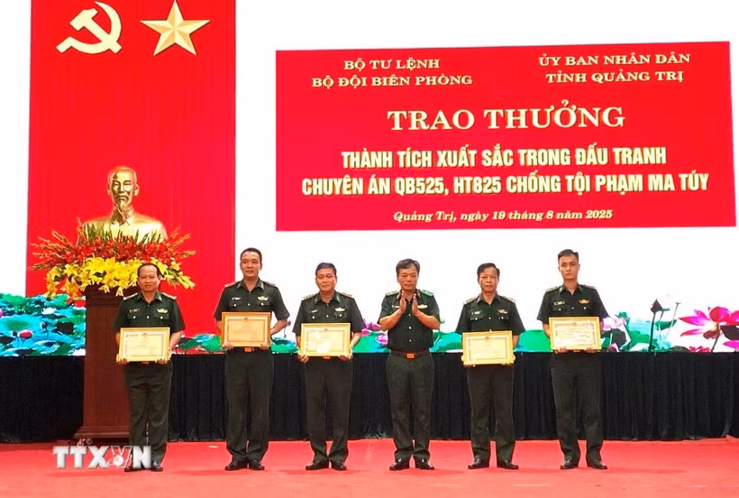 Le Commandement des gardes-frontières décerne des certificats de mérite à cinq groupes et dix personnes pour leurs réalisations exceptionnelles dans les opérations QB525 et HT825. Photo : Vo Dung/VNA 