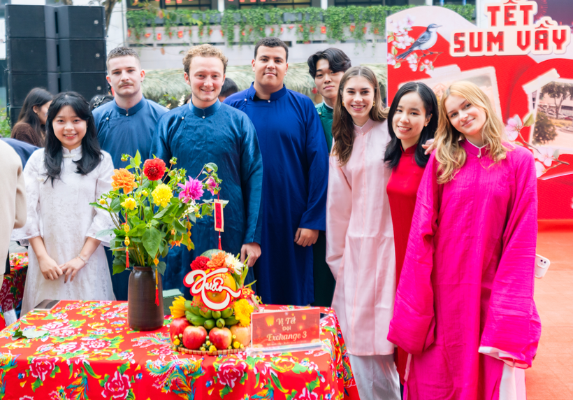 Des étudiants internationaux de l'Université du commerce extérieur participent à un concours de disposition symbolique du plateau des cinq fruits. Photo : Vietnam+