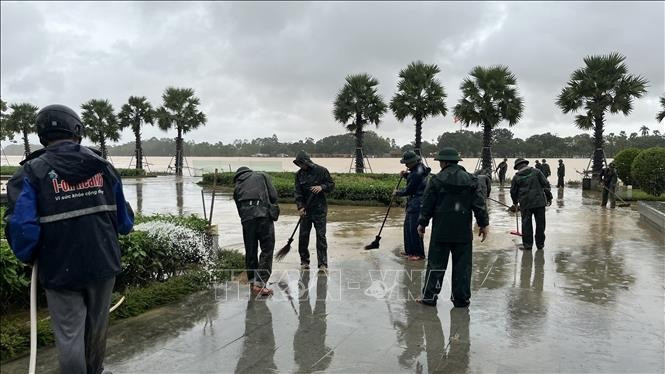 Des officiers et des soldats sont mobilisés pour nettoyer le centre-ville de Hue. Photo : Van Dung/VNA