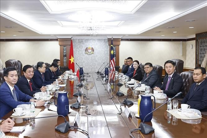 Entretien entre le président de l'AN du Vietnam, Tran Thanh Man, et le président de la Chambre des représentants de Malaisie, Tan Sri Dato’ Johari bin Abdul. Photo: VNA