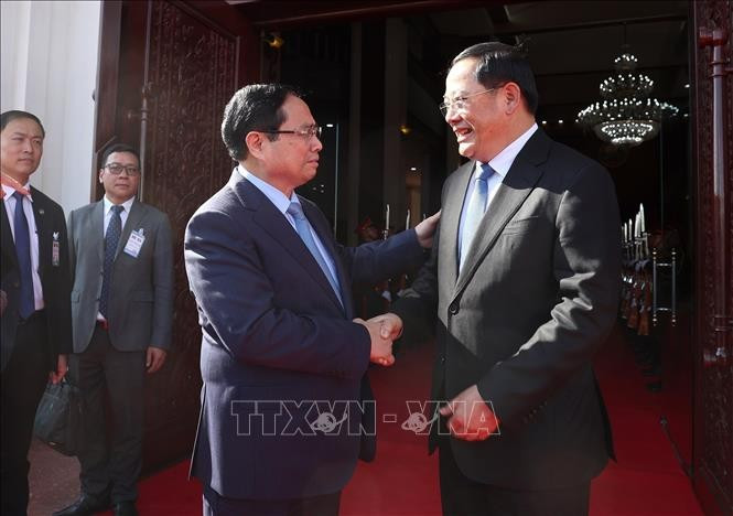 Le Premier ministre Pham Minh Chinh (droite) et son homologue lao Sonexay Siphandone. Photo: VNA