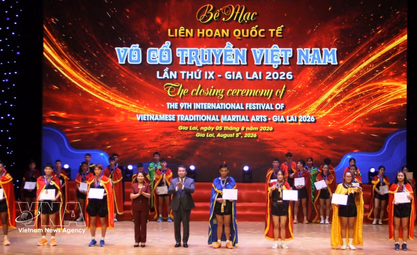 Remise des prix lors de la cérémonie de clôture du 9e Festival international des arts martiaux traditionnels à Gia Lai. Photo: VNA