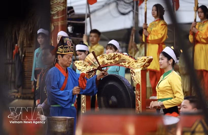 Un rituel de prière pour une bonne récolte lors du festival Khai Ha. Photo : VNA