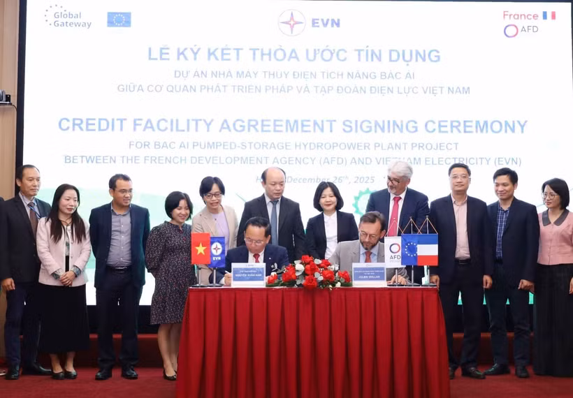 Cérémonie de signature de l'accord de prêt entre EVN et AFD. Photo: VNA