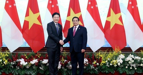 Le Premier ministre Pham Minh Chinh (droite) et son homologue singapourien Lawrence Wong. Photo: VNA