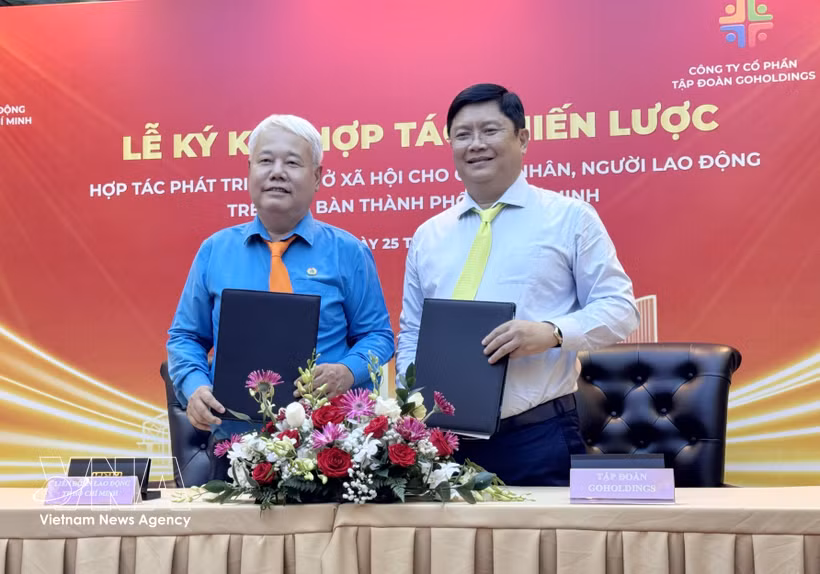 Cérémonie de signature du protocole d’accord de coopération portant sur la mise en œuvre d’un projet de logements destinés aux travailleurs et aux ouvriers de Hô Chi Minh-Ville. Photo: VNA