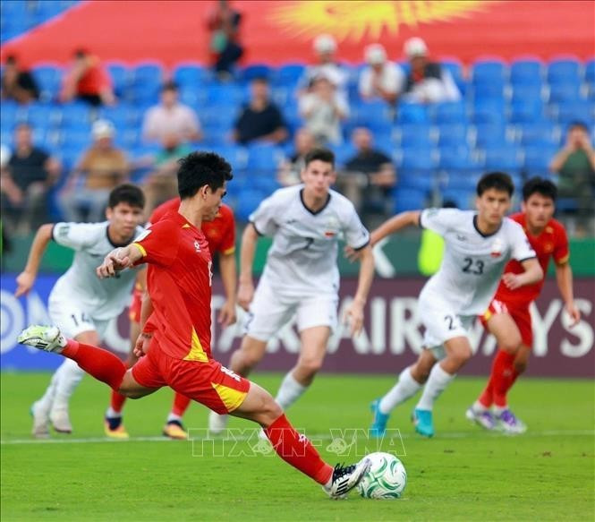 Le capitaine Khuat Van Khang ouvre le score pour le Vietnam. Photo : VNA