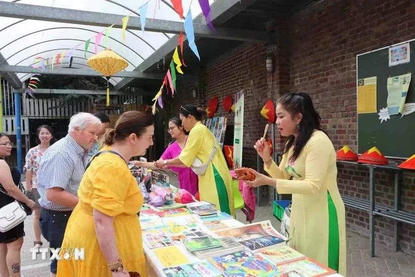 Des amis belges achètent des produits artisanaux pour collecter des fonds en faveur des enfants défavorisés au Vietnam. Photo: VNA