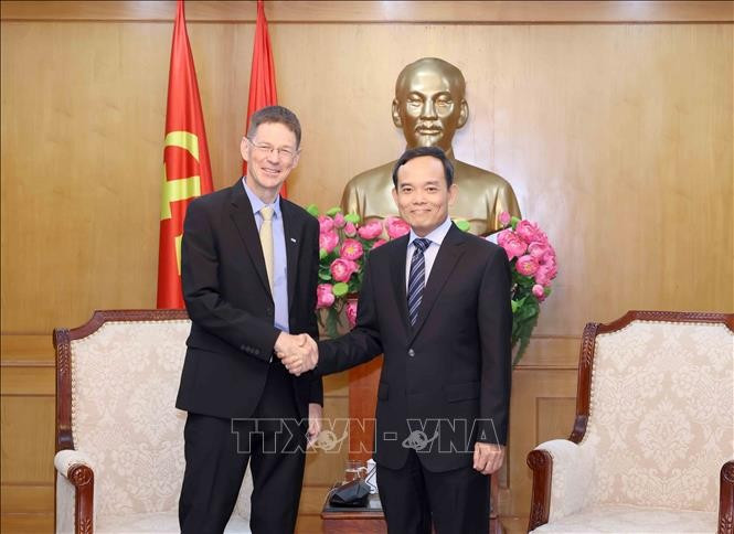 Le secrétaire du Comité central du Parti et chef de la Commission centrale des politiques et des stratégies, Trân Luu Quang (droite), reçoit le président du groupe énergétique américain AES au Vietnam, Oliver Marquette. Photo: VNA