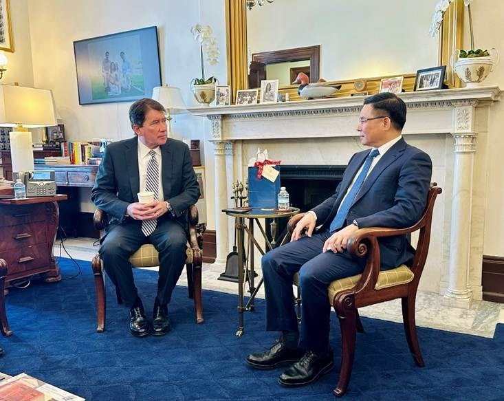 Le ministre par intérim de l'Industrie et du Commerce, Le Manh Hung (droite), rencontre le sénateur républicain américain Bill Hagerty, représentant pour le Tennessee. Photo: VNA