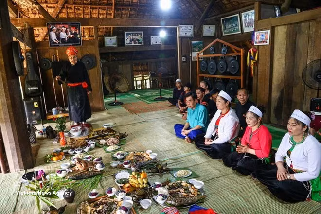 Cérémonie de culte du dieu de la cuisine chez les Muong. Photo : VNA