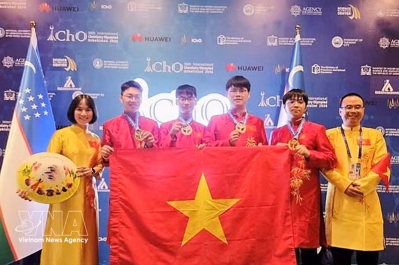 La délégation vietnamienne remporte 4 médailles d'or aux Olympiades internationales de chimie de 2026. Photo : VNA