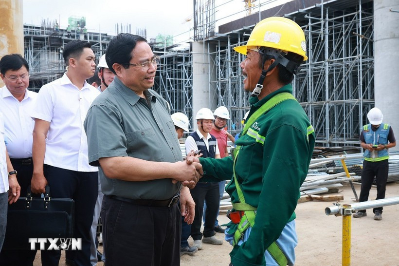 Le Premier ministre Pham Minh Chinh rencontre des ouvriers sur le chantier de l'aéroport international de Phu Quoc. Photo : VNA