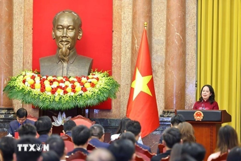 La vice-présidente de la République, Vo Thi Anh Xuân, s'exprime à la rencontre avec les délégués du 6e Forum mondial des jeunes intellectuels vietnamiens. Photo: VNA