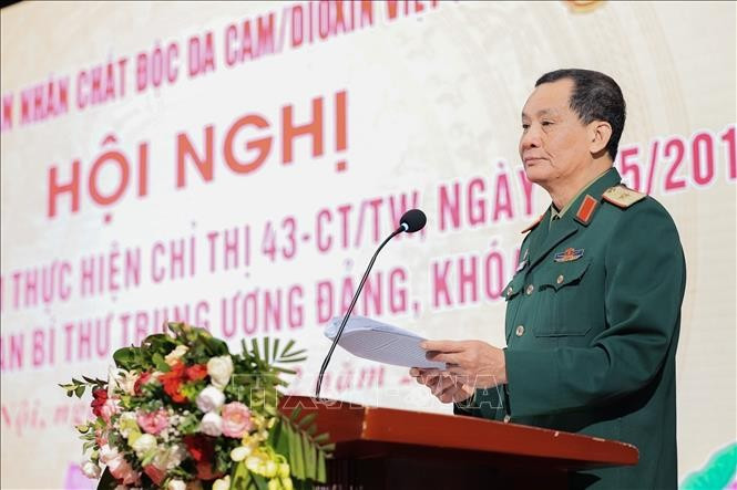 Le général de brigade Do Hong Lam, vice-président permanent de la VAVA, présente le le bilan décennal de la mise en œuvre de la Directive 43-CT/TW. Photo: VNA