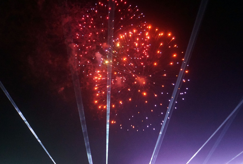Feu d'artifice artistique lors de la soirée d'ouverture. Photo : Trinh Bang Nhiem - VNA