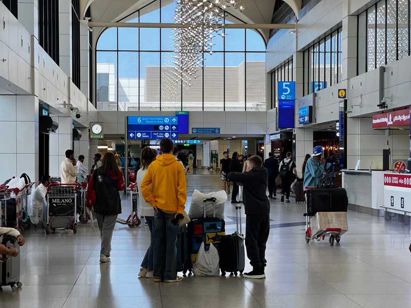 Des passagers à l'aéroport international de Dubaï, aux Émirats arabes unis, le 7 mars 2026. Photo : Xinhua/VNA
