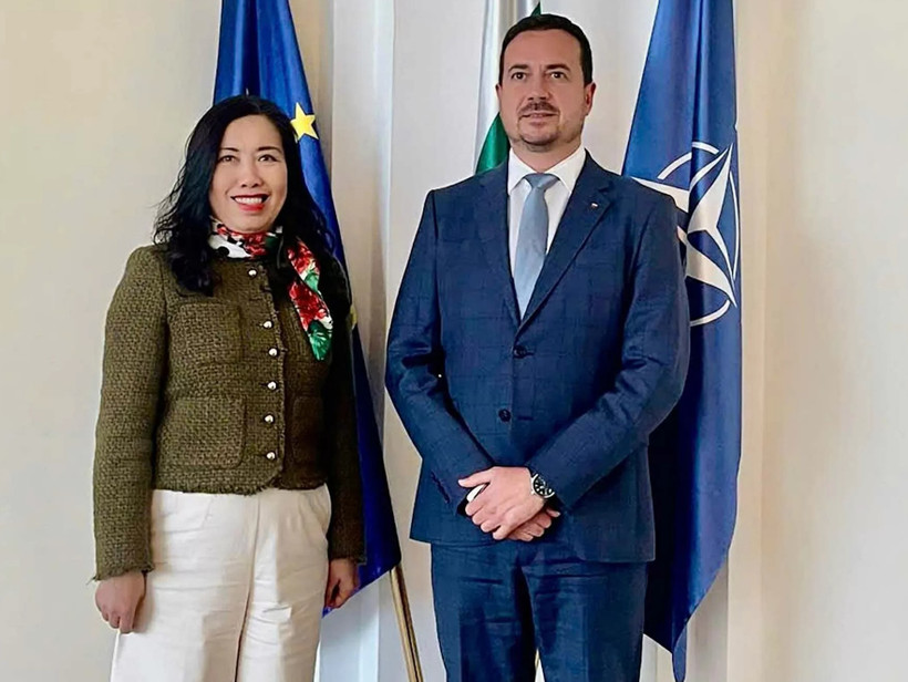 La vice-ministre vietnamienne des Affaires étrangères, Lê Thi Thu Hang, et son homologue bulgare, Nikolay Pavlov. Photo: VNA