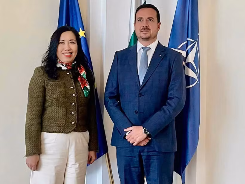 La vice-ministre vietnamienne des Affaires étrangères, Lê Thi Thu Hang, et son homologue bulgare, Nikolay Pavlov. Photo: VNA