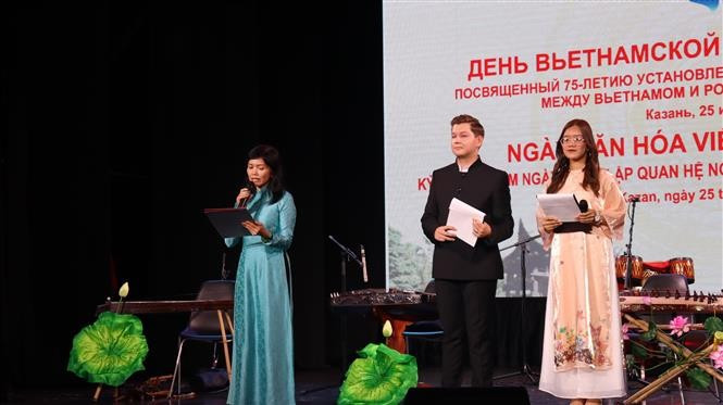 La consule générale du Vietnam à Iekaterinbourg, Nguyên Mai Huong, s'exprime lors de cet événement. Photo: VNA