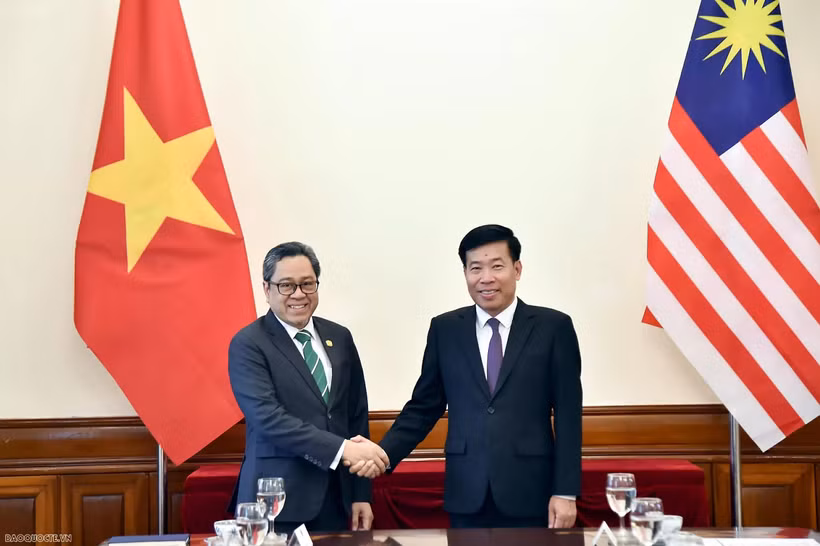 Le vice-ministre vietnamien des Affaires étrangères, Nguyên Manh Cuong (droite), et le secrétaire général adjoint du ministère malaisien des Affaires étrangères, Dato' Ahmad Rozian Abd Ghani. Photo: VNA