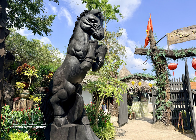 La mascotte du cheval est sculptée en bois flotté. Photo : VNA