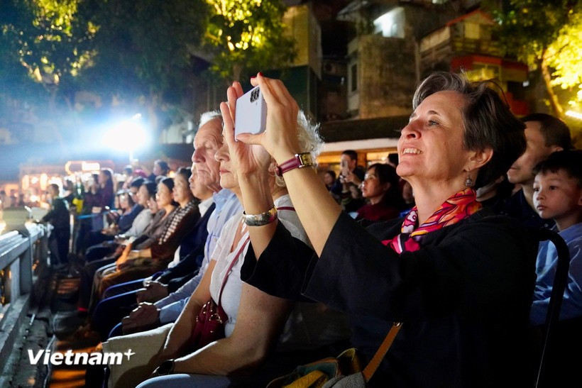 Les touristes internationaux apprécient les activités culturelles et artistiques au Vietnam. Photo : Vietnam+