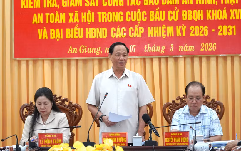Le vice-président de l’Assemblée nationale, Tran Quang Phuong (au milieu), s'exprime à la séance de travail. Photo: VNA