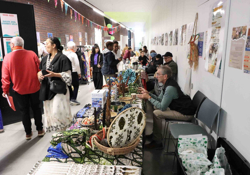 Les produits vietnamiens attirent les touristes internationaux. Photo : VNA