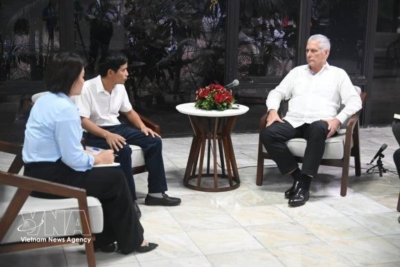 Le Premier secrétaire du Comité central du Parti communiste cubain et président de Cuba, Miguel Díaz-Canel Bermúdez (droite), reçoit le président de la société Agri-VMA, Nguyen Van Quang. Photo: VNA