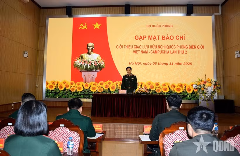Le général de division Nguyen Van Duc, chef du Département de la sensibilisation et de l’entraînement du Département général de la politique de l’Armée populaire du Vietnam, à la conférence de presse. Photo: VNA