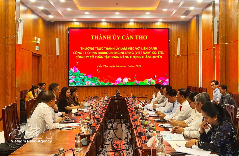 Séance de travail entre les autorités de Can Tho et les représentants du consortium formé par la société China Harbour Engineering (Vietnam) et la société par actions Shenzhen Energy Group. Photo: VNA