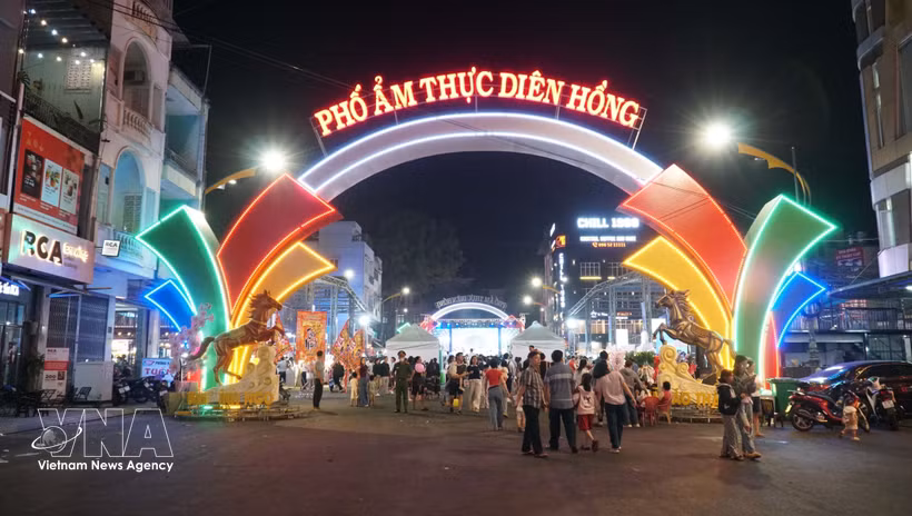 La rue gastronomique de Dien Hong est inaugurée le 22 avril, au croisement des rues Nguyen Thien Thuat et Tran Phu, dans le quartier de Dien Hong, province de Gia Lai. Photo: VNA