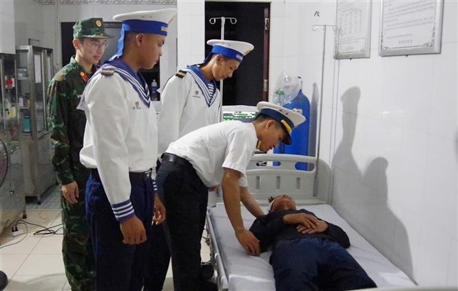 Un médecin du centre médical examine le patient Tieu Viet But. Photo: VNA